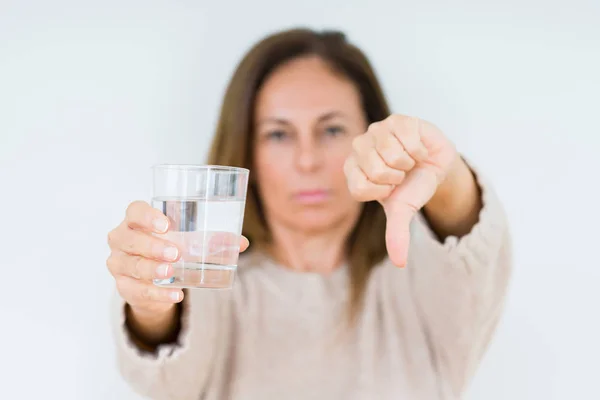 Frau Mittleren Alters Trinkt Glas Wasser Isoliert Hintergrund Mit Wütendem — Stockfoto