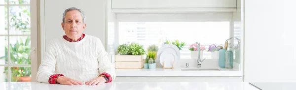 Perspectiva Ângulo Largo Homem Sênior Bonito Casa Relaxado Com Expressão — Fotografia de Stock