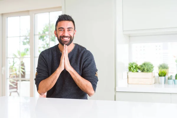 Hombre Hispano Guapo Usando Suéter Casual Casa Rezando Con Las — Foto de Stock