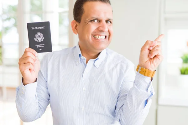 Hombre Mediana Edad Sosteniendo Pasaporte Estados Unidos Muy Feliz Señalando — Foto de Stock