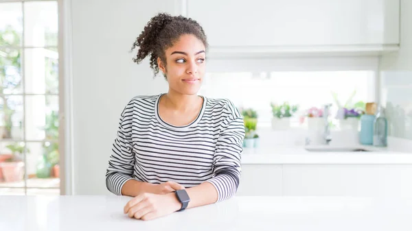 Mulher Americana Africana Bonita Com Cabelo Afro Vestindo Camisola Listrada — Fotografia de Stock