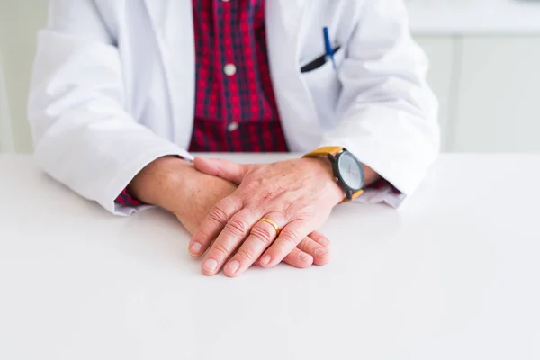 Gros Plan Médecin Homme Avec Les Mains Sur Autre — Photo