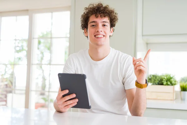 Hombre Joven Usando Tableta Táctil Muy Feliz Apuntando Con Mano — Foto de Stock