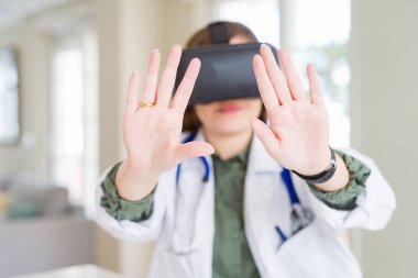 Doktor kadının cerrahi simülasyon sanal gerçeklik glas kullanarak yapması