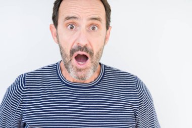 Yakışıklı komuta sizde korkmuş ve şok sürpriz ifade ile izole arka plan üzerinde korku ve yüz heyecanlı.