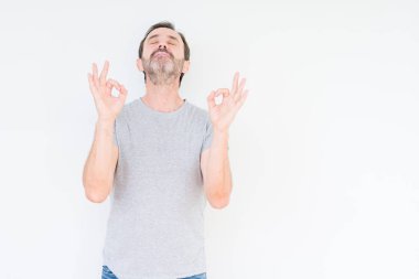 Yakışıklı komuta sizde izole arka plan üzerinde dinlenmek ve gülümseyen gözlerle parmak ile meditasyon jest yapıyor kapalı. Yoga kavramı.