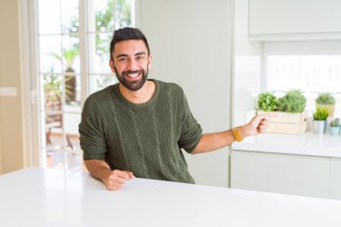 Yakışıklı adam silah ve parmaklar ile işaret, neşeli Wi gülümseyen