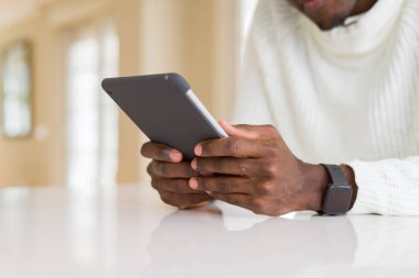Touchpad tablet kullanarak Afrika iş adamı yakın, bir masada oturan çalışma