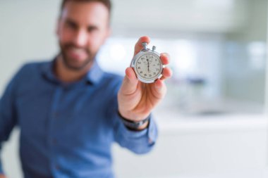 Yakışıklı adam gösteren kronometre 
