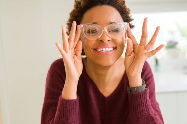 Afro saçlı gözlüklü güzel genç Afrika kadın