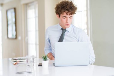 Ofiste bilgisayarlı bilgisayarla çalışan genç bir iş adamı mide bulantısı, acı verici hastalıklar yüzünden elleri karnında çalışıyor. Ache kavramı.