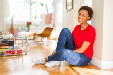 Emin gülümseyen güzel genç Afro-Amerikan kadın 