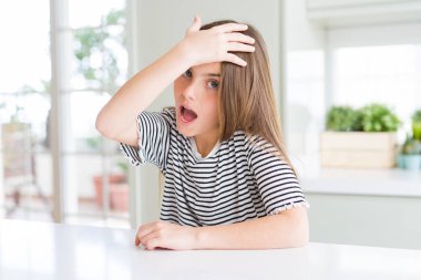 Çizgili tişört giyen güzel genç kız çocuk hata için el iyle şaşırttı, hatayı hatırlayın. Unuttum, kötü bellek kavramı.