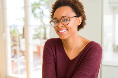 Afro saçlı gözlüklü güzel genç Afrika kadın