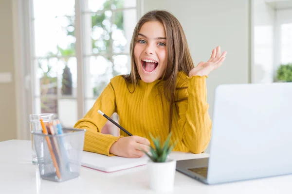 Hermosa Chica Joven Que Estudia Uso Ordenador Portátil Escribir Cuaderno — Foto de Stock