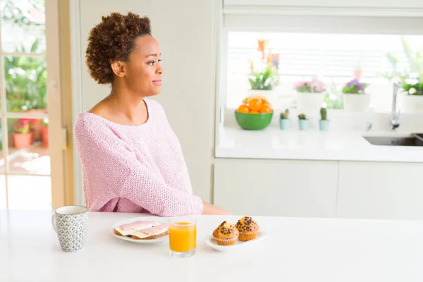 Mladý Africký Američan Žena Jíst Snídani Dopoledních Hodinách Doma Hledá — Stock fotografie