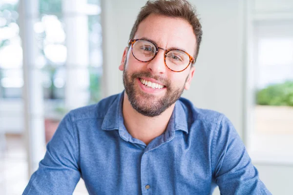 Schöner Mann mit Brille und entspanntem Lächeln in die Kamera — Stockfoto