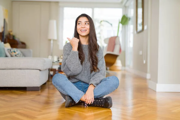 Νεαρή Όμορφη Γυναίκα Κάθεται Στο Πάτωμα Στο Σπίτι Χαμογελώντας Χαρούμενο — Φωτογραφία Αρχείου