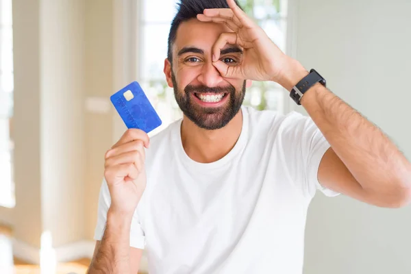 Hombre Hispano Guapo Sosteniendo Tarjeta Crédito Con Cara Feliz Sonriendo —  Fotos de Stock