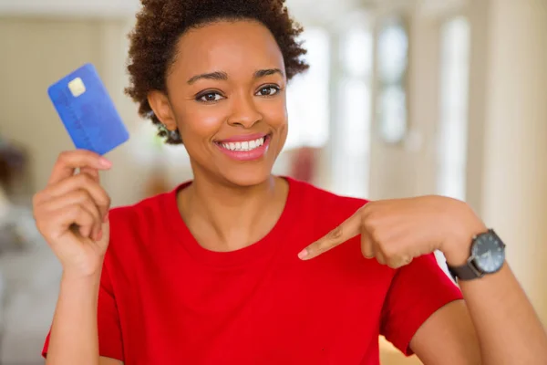 Junge Afrikanisch Amerikanische Frau Mit Kreditkarte Mit Überraschendem Gesicht Zeigt — Stockfoto