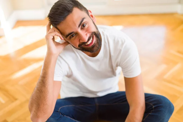 Bonito homem sorrindo alegre com um grande sorriso na cara mostrando t — Fotografia de Stock