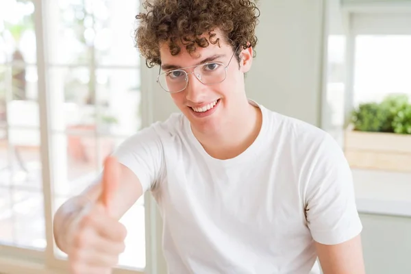 Homem Bonito Jovem Usando Óculos Fazendo Polegares Felizes Até Gesto — Fotografia de Stock