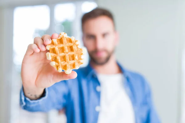 Beau Homme Mangeant Des Crêpes Belges Sucrées Avec Une Expression — Photo