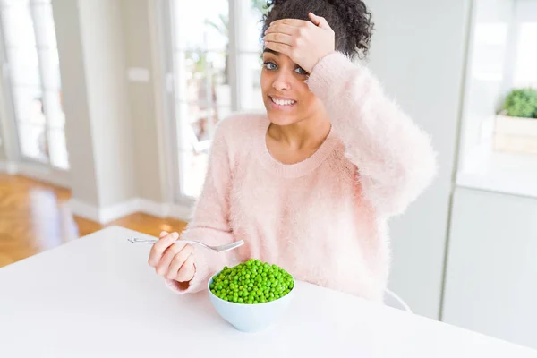 Junge Afrikanisch Amerikanische Mädchen Essen Gesunde Grüne Erbsen Gestresst Mit — Stockfoto