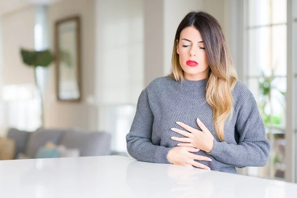 Mujer Hermosa Joven Con Suéter Invierno Casa Con Mano Estómago — Foto de Stock