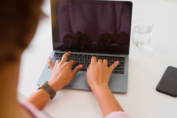 Närbild av ung kvinna som arbetar att skriva använder laptop — Stockfoto