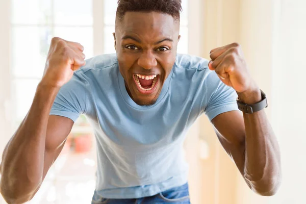 Hombre Afroamericano Gritando Muy Emocionado Celebrando Éxito Victoria Sonriendo Feliz —  Fotos de Stock