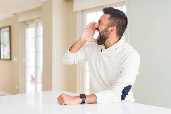 Hombre Hispano Guapo Usando Suéter Blanco Casual Casa Gritando Gritando — Foto de Stock