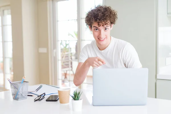 Jovem Estudante Trabalhando Estudando Usando Laptop Computador Muito Feliz Apontando — Fotografia de Stock