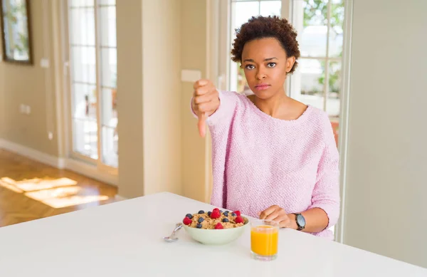 Mladá Afroameričanka Která Ráno Zdravě Nasnídá Doma Vypadá Nešťastně Rozzlobeně — Stock fotografie