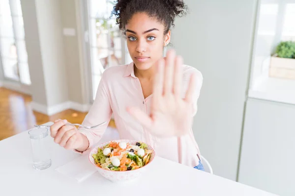 Junge Afrikanisch Amerikanische Frau Isst Gesunden Nudelsalat Mit Offener Hand — Stockfoto