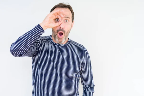 Bello Uomo Anziano Sfondo Isolato Facendo Gesto Scioccato Con Faccia — Foto Stock