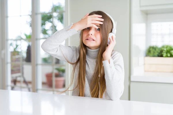 Menina Bonita Usando Fones Ouvido Ouvindo Música Dançando Estressado Com — Fotografia de Stock