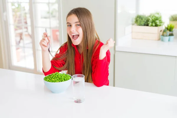 Menina Bonita Comendo Ervilhas Verdes Saudáveis Gritando Orgulhoso Celebrando Vitória — Fotografia de Stock