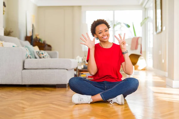 Jovem Bela Mulher Afro Americana Sentada Chão Casa Mostrando Apontando — Fotografia de Stock