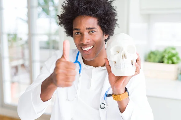 Afro Americano Doctor Hombre Sosteniendo Cráneo Feliz Con Gran Sonrisa —  Fotos de Stock