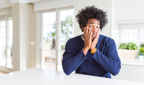 Jonge Afro Amerikaanse Man Draagt Casual Trui Zitten Thuis Moe — Stockfoto