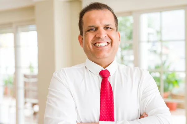 Hombre de negocios de mediana edad sonriendo a la cámara —  Fotos de Stock