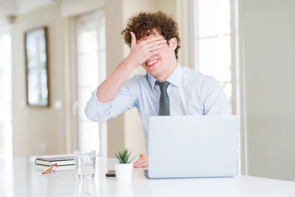 Giovane Uomo Affari Che Lavora Con Computer Portatile Ufficio Sorridendo — Foto Stock