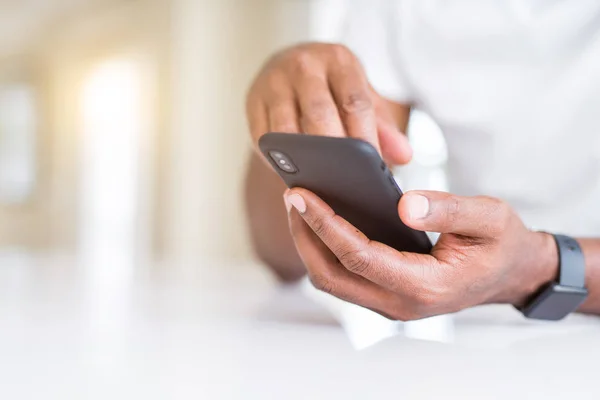 Close up of african american man hands using smartphone — Stock Photo, Image