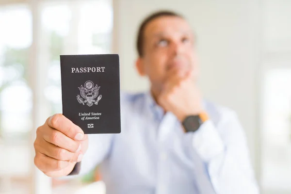 Hombre Mediana Edad Portador Pasaporte Estados Unidos Cara Seria Pensando — Foto de Stock