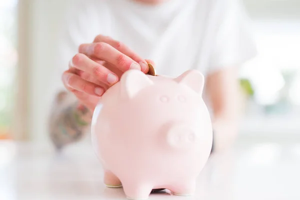 Primer Plano Del Hombre Poniendo Una Moneda Dentro Una Alcancía —  Fotos de Stock