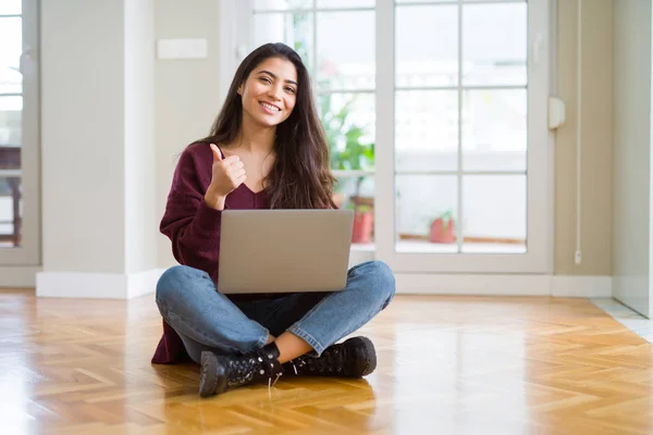 Mujer Joven Usando Computadora Portátil Sentado Suelo Haciendo Gesto Feliz —  Fotos de Stock