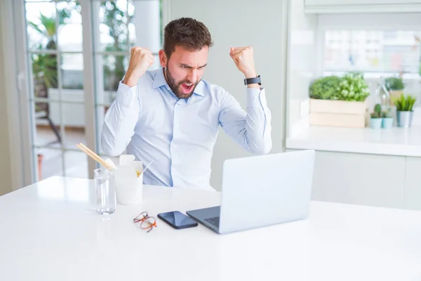 Geschäftsmann essen nehmen asiatische Nudeln essen während der Arbeit u — Stockfoto