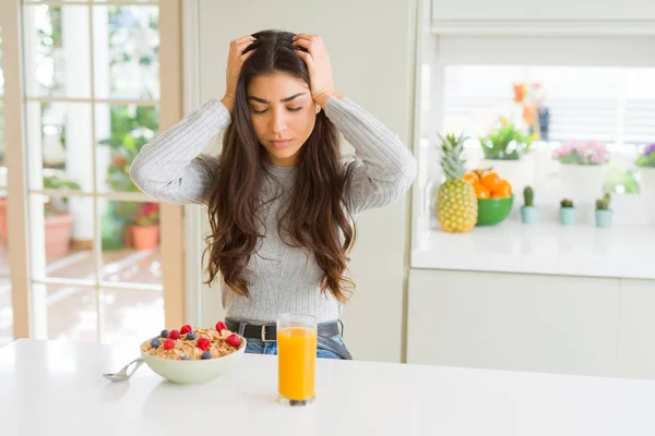 Jeune Femme Prenant Petit Déjeuner Sain Matin Souffrant Maux Tête — Photo