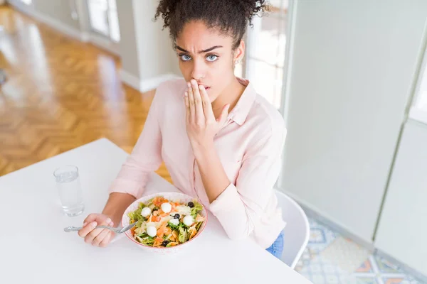 Unga Afroamerikanska Kvinnan Äter Hälsosam Pasta Sallad Täcka Munnen Med — Stockfoto